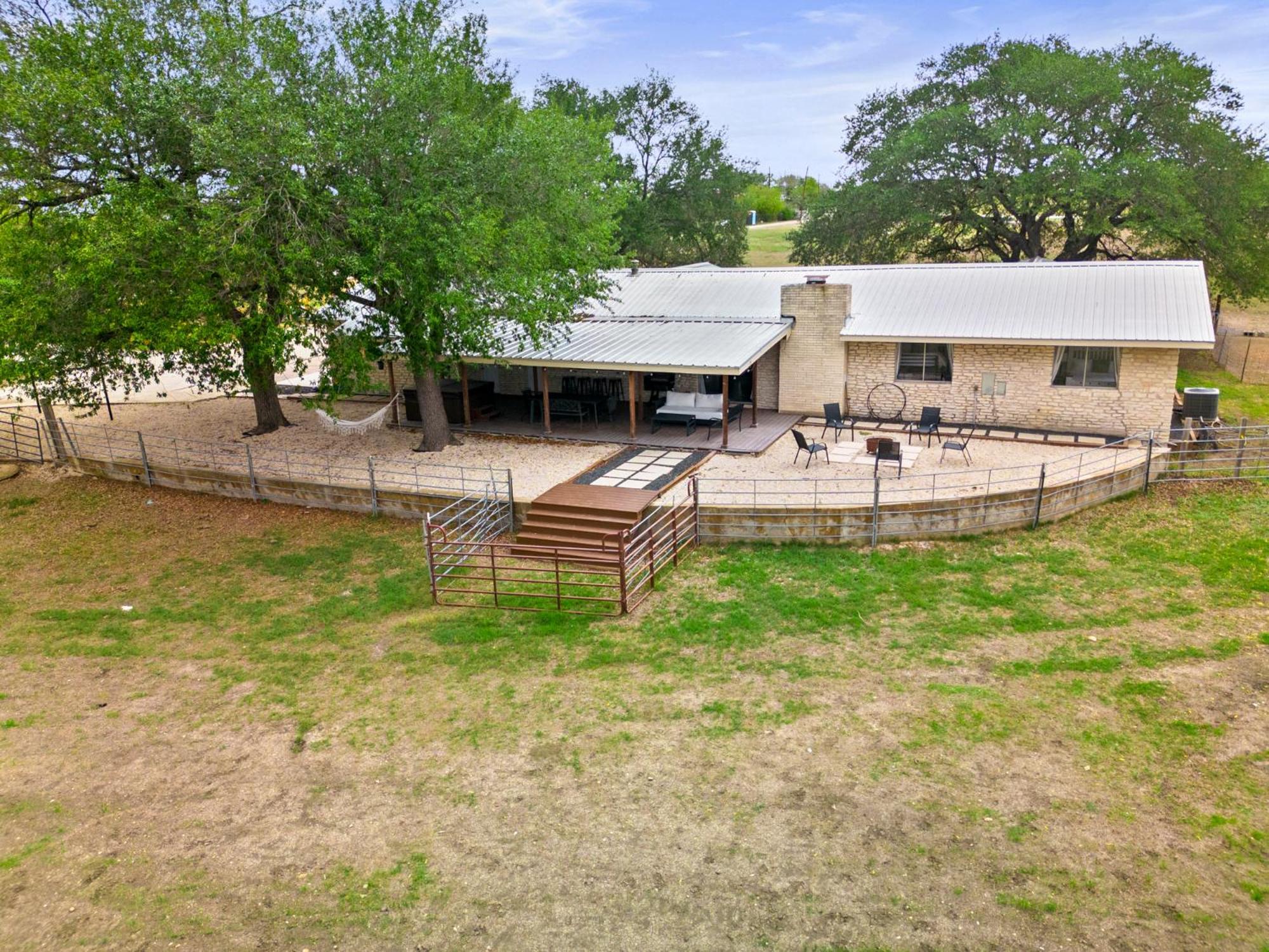 Villa Farm Retreat With Jacuzzi, Fire Pit, Mini Goats, Mini Ponies And Mini Cows San Marcos Habitación foto